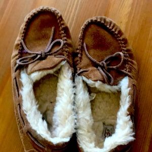 Ugh slippers size 4